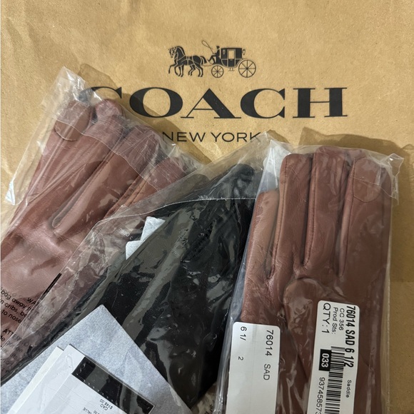 🥰 Coach Sculpted Signature Leather Tech Gloves Saddle - Picture 7 of 7